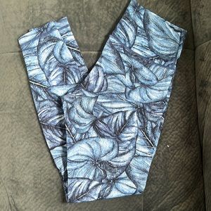 Lululemon Leggings Size 10 Blue Leaf Pattern